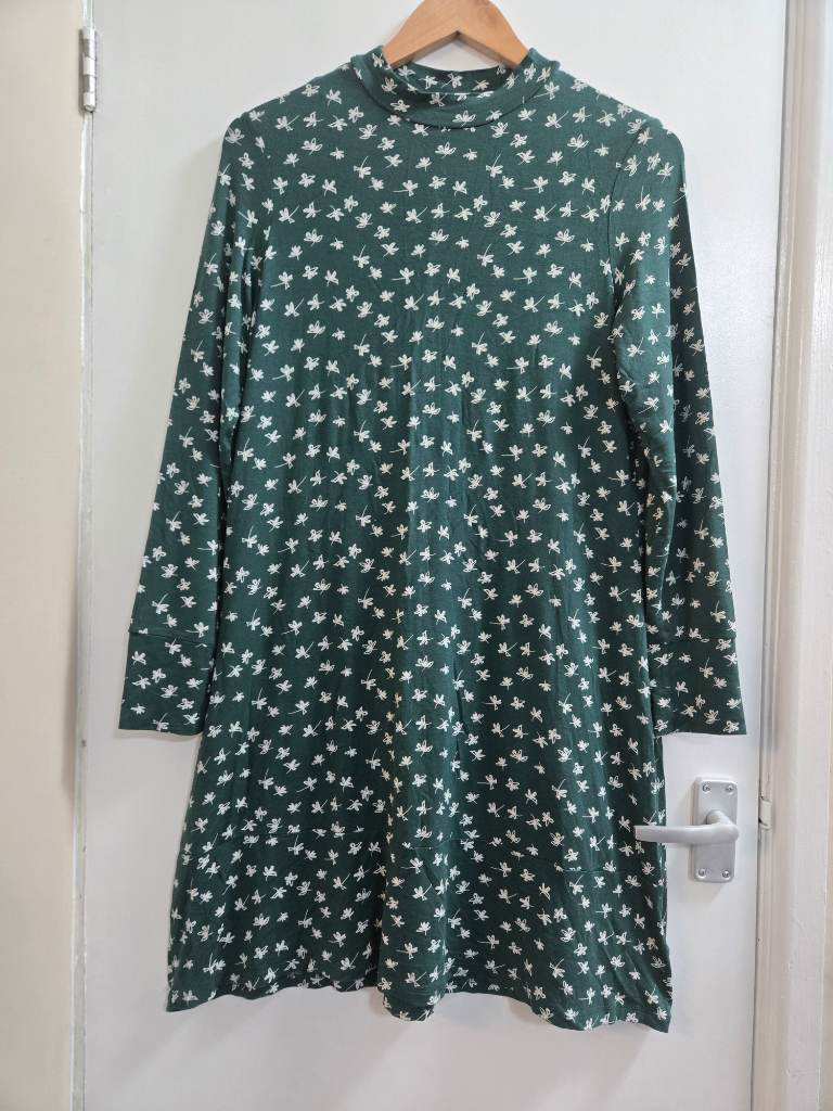M&S Collection - Size 12 - whimsigoth - goblicore - 95% viscose - green Ditsy floral swing dress