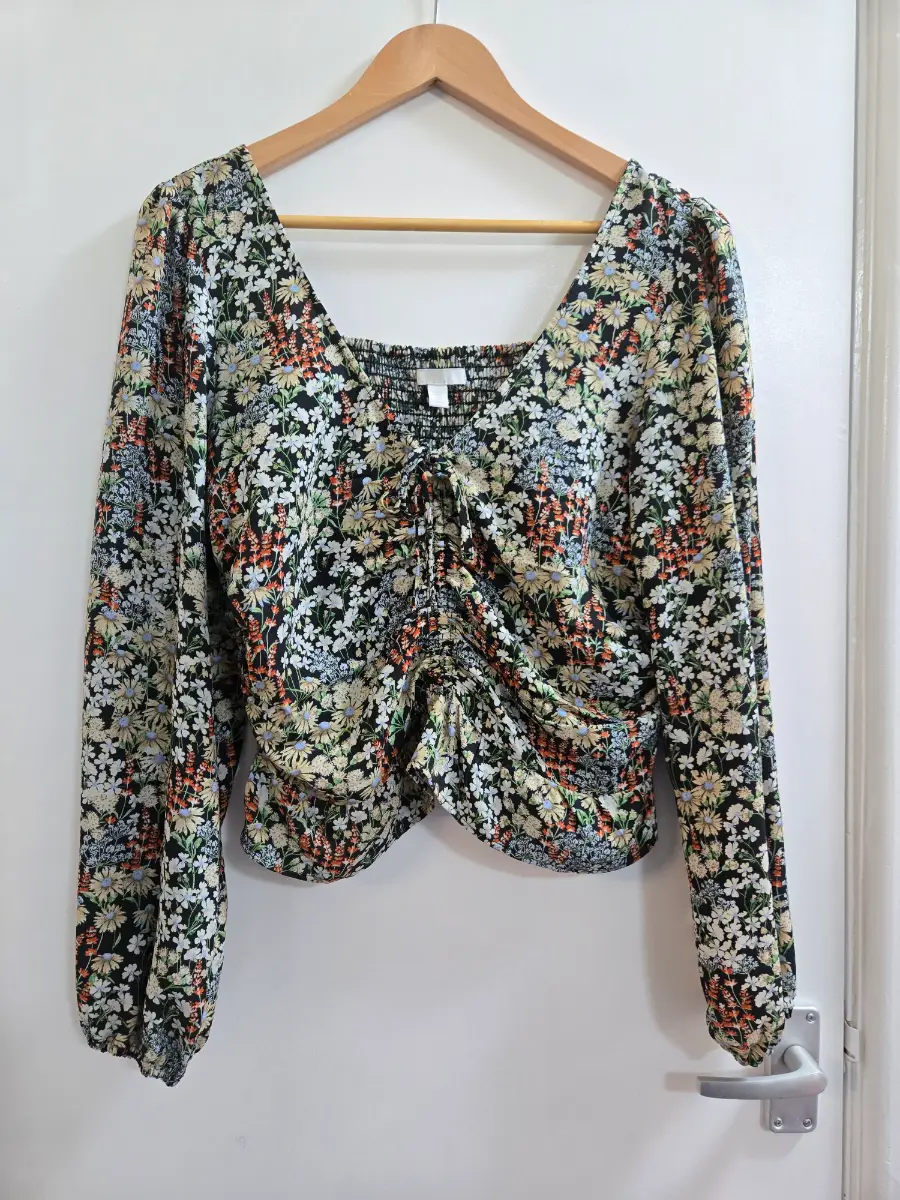 H&M - Size 10- Cropped - Front runched - Smocked blouse