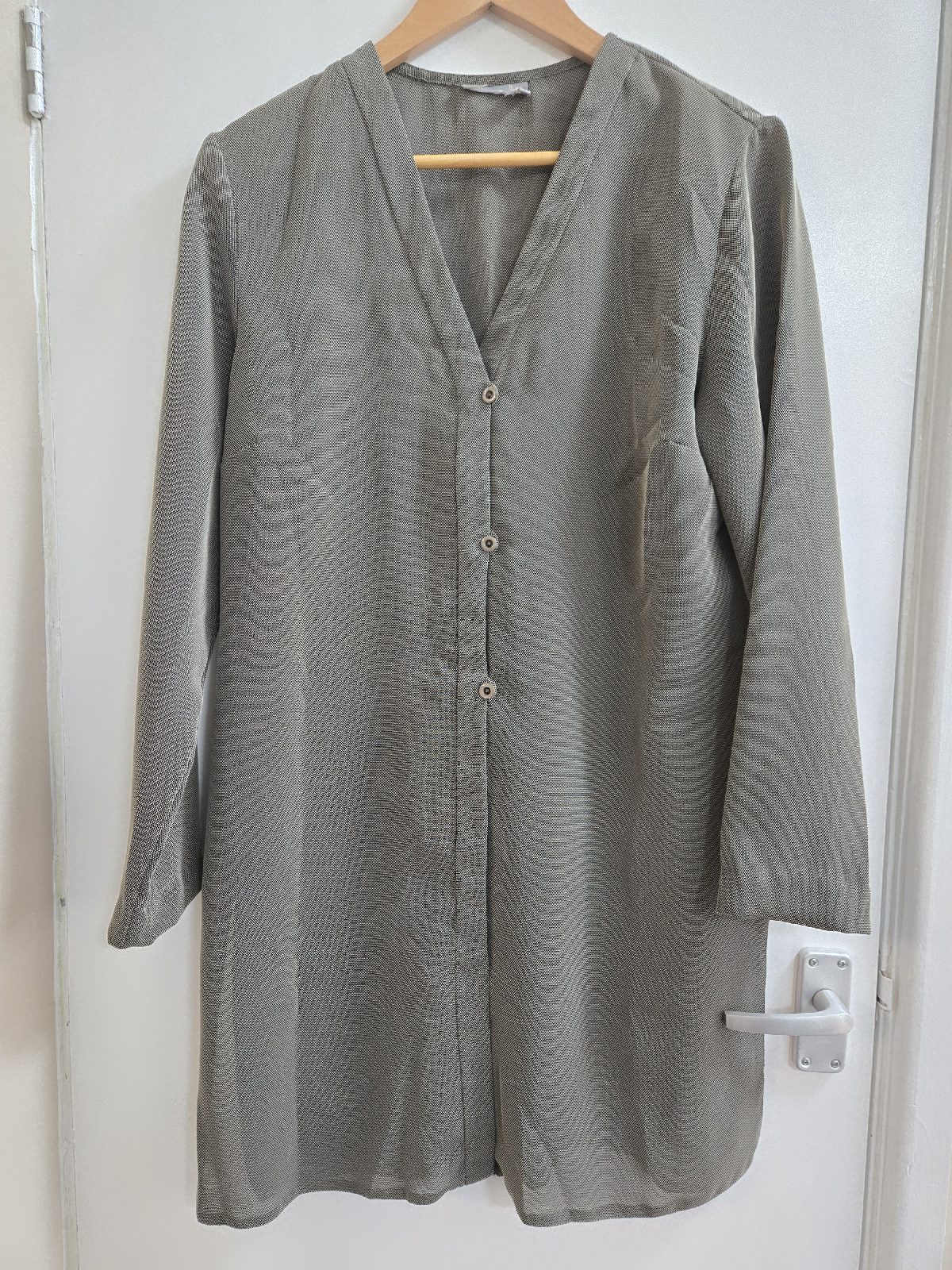 Micro chain like metal look textured woven longline button up shirt - Size 14