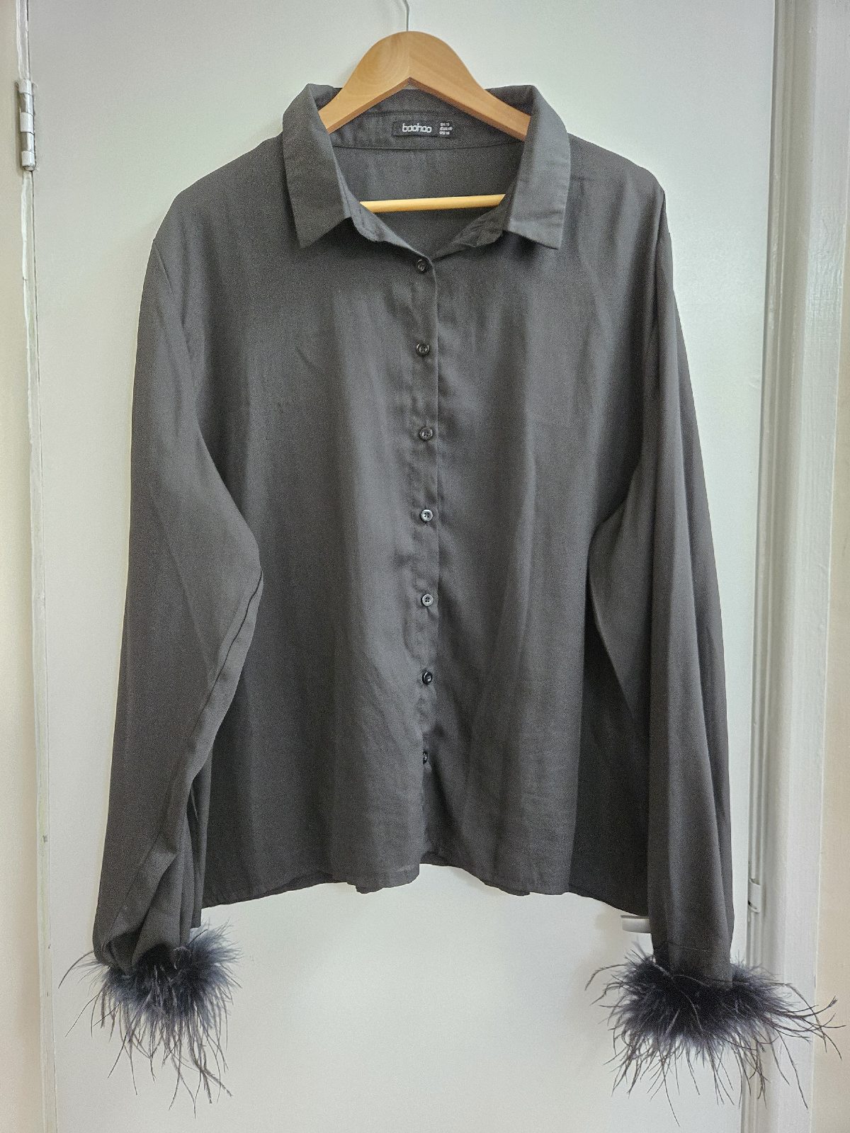 Boohoo black boujee oversized whimsigoth feather cuff party shirt - Size 18