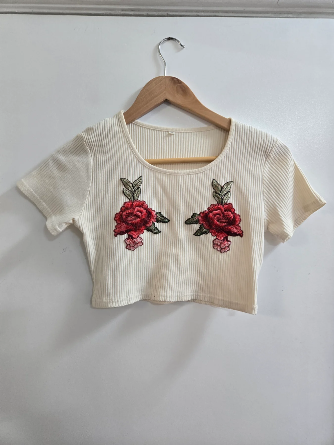 Y2k style White Ribbed Crop Top with Embroidered Red Rose Patches - Size 8