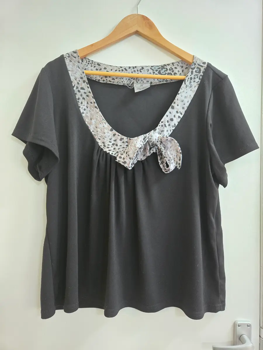 Vintage y2k JF Black Scoop Neck Top with Leopard Print Bow Collar - Size 22