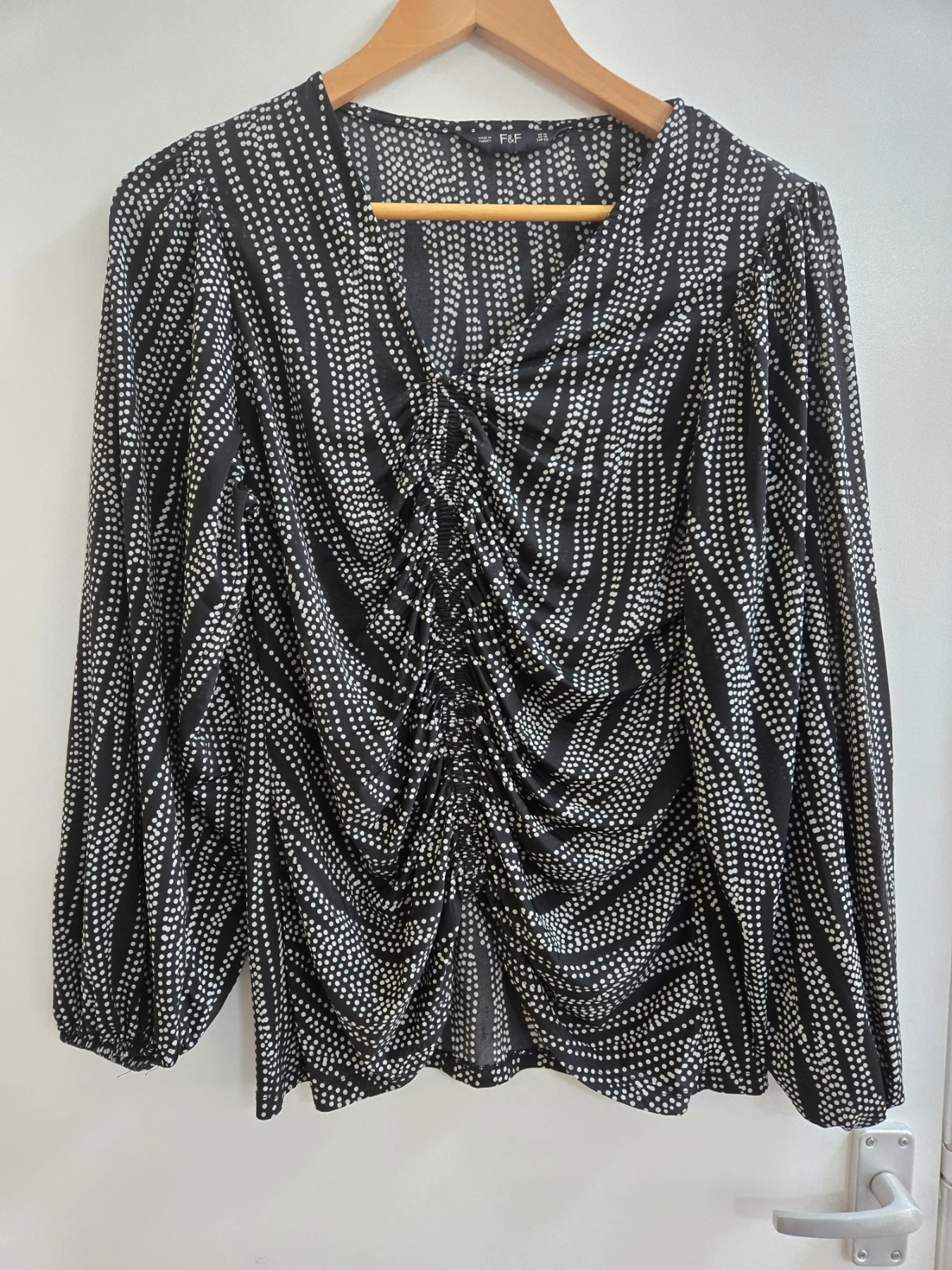 F&F Monochrome Abstract Dot Runched Vneck Blouse Top - Size 14