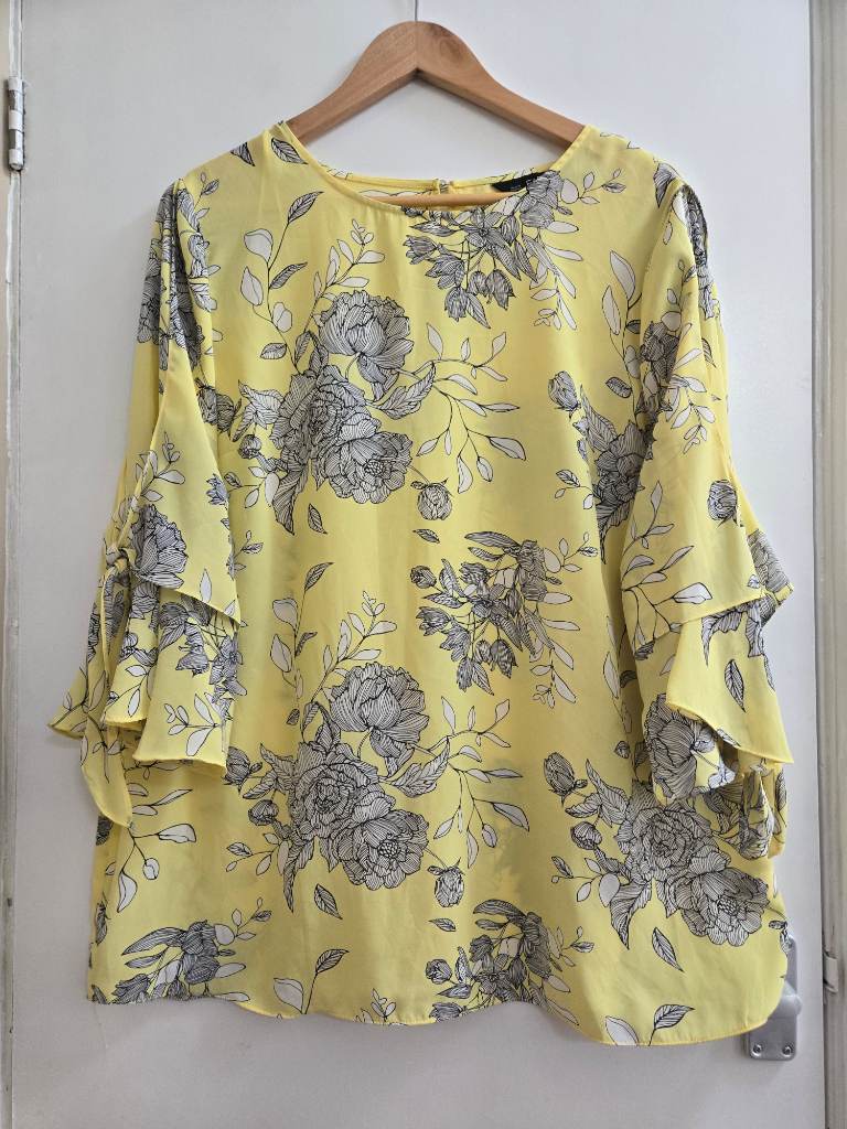 F&F - Size 20 - Cottagecore - Cruise wear- Tie sleeve - Smetched floral blouse