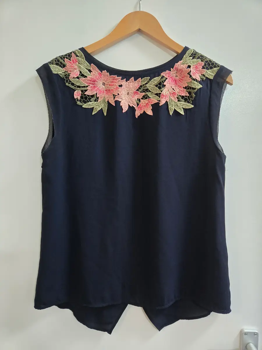Oasis - Size 10 - Embroided collar - English countryside - sleeveless blouse