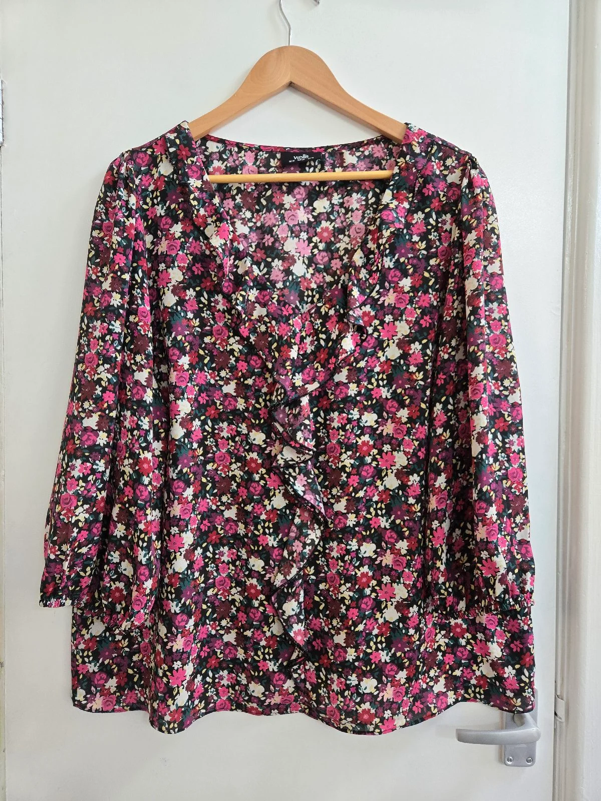 Wallis Black and Fuschia Pink Ditsy Floral Ruffle Vneck Blouse - Size 18