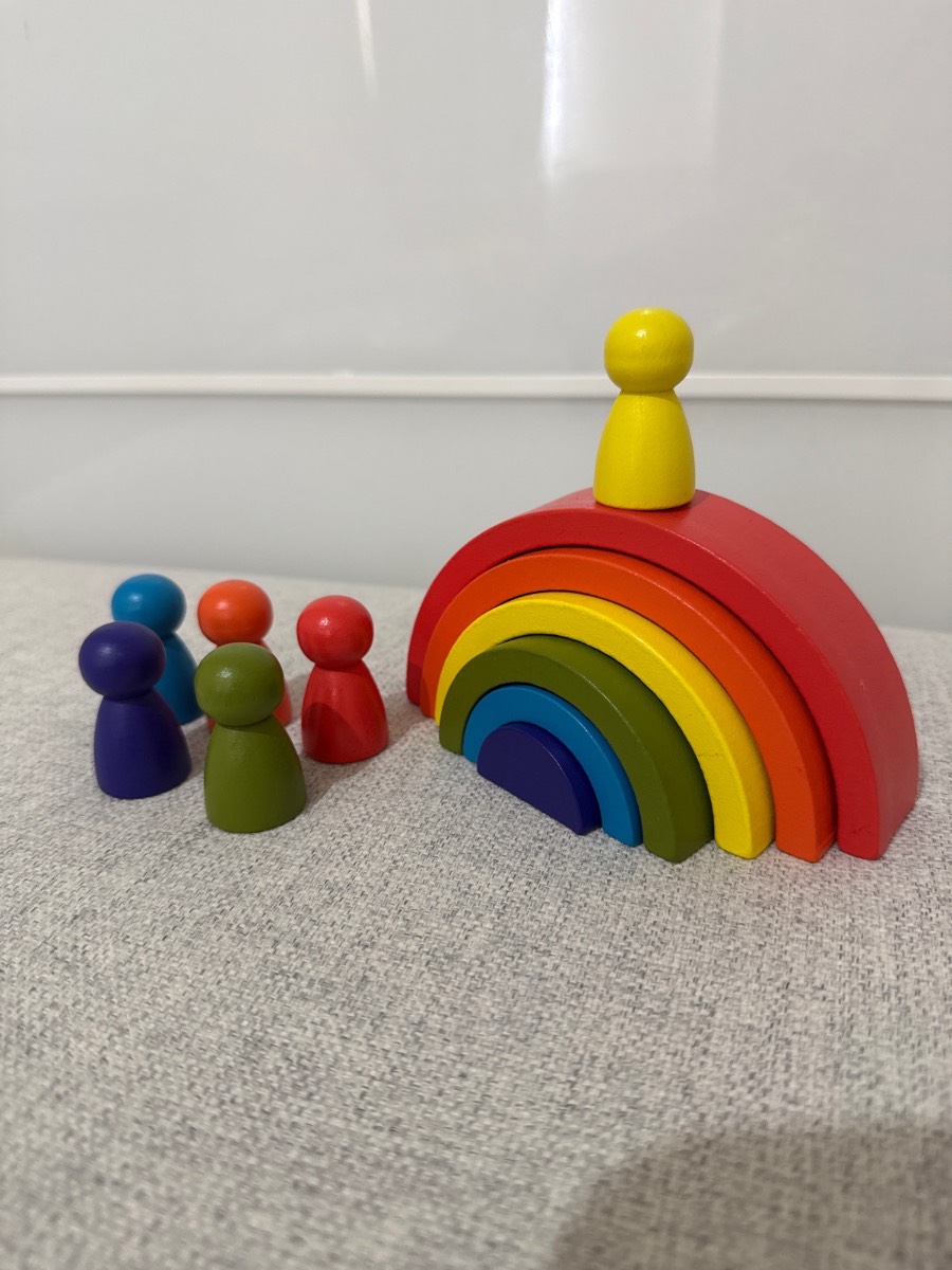 Wooden rainbow with matching colour dolls toy