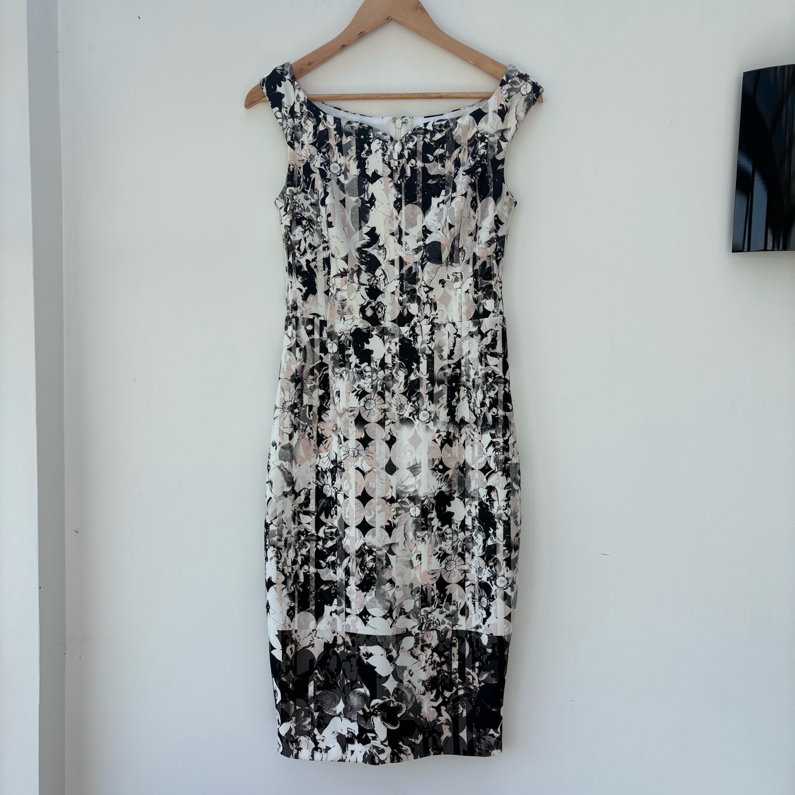 Coast sleeveless Black White & pink fitted bodycon Floral Print Dress Size 12 smart occasion wear