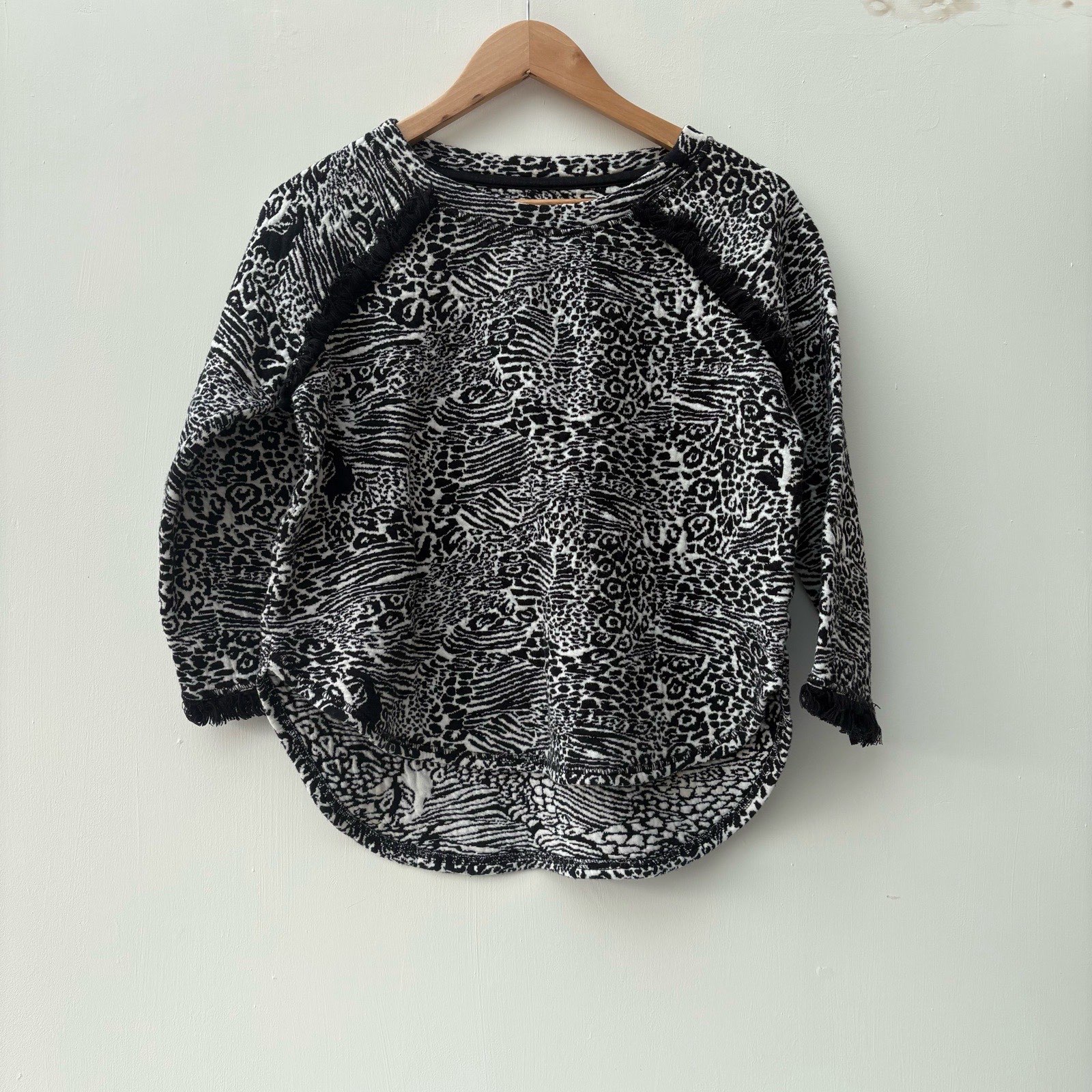 Animal Print Knit Jumper Size 12-14 Black & White Oversized Casual Fringe Edges long sleeve textured