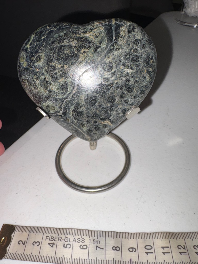 A puffy kambaba heart with silver stand