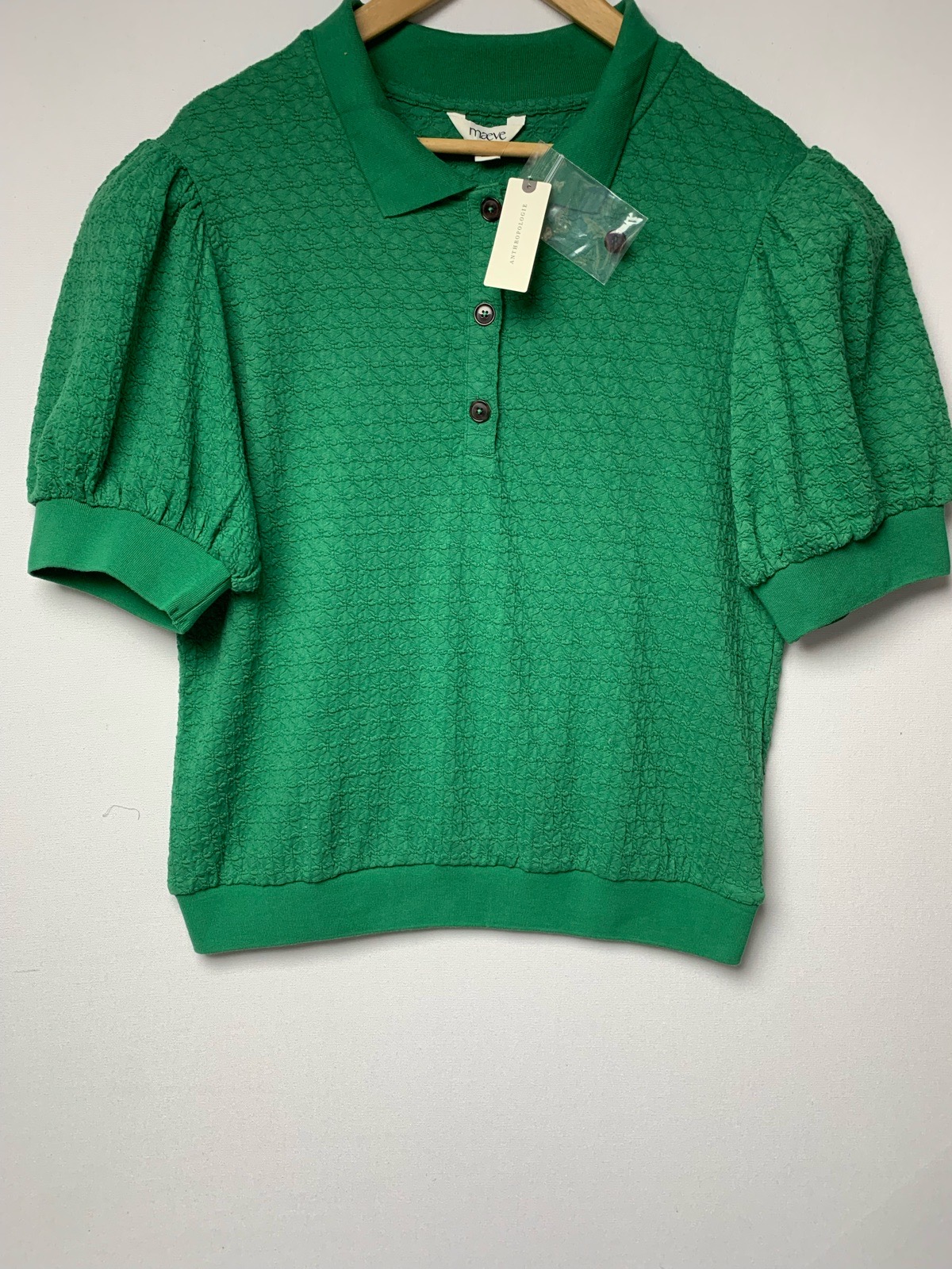 puffed sleeve top