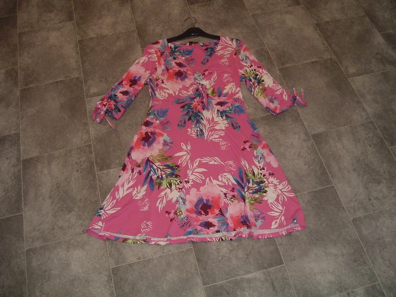 size 10 tu woman pink floral 3/4 sleeve jersey dress