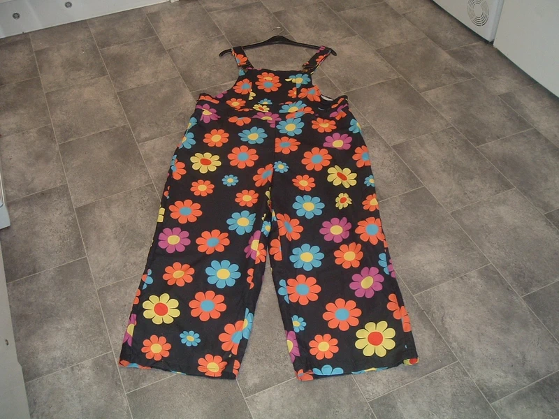 size 2XL 20 shein curve black multi bold floral lightweight silky dungarees