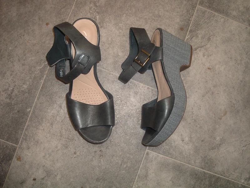 size 4D clarks navy platform wedge leather sandals