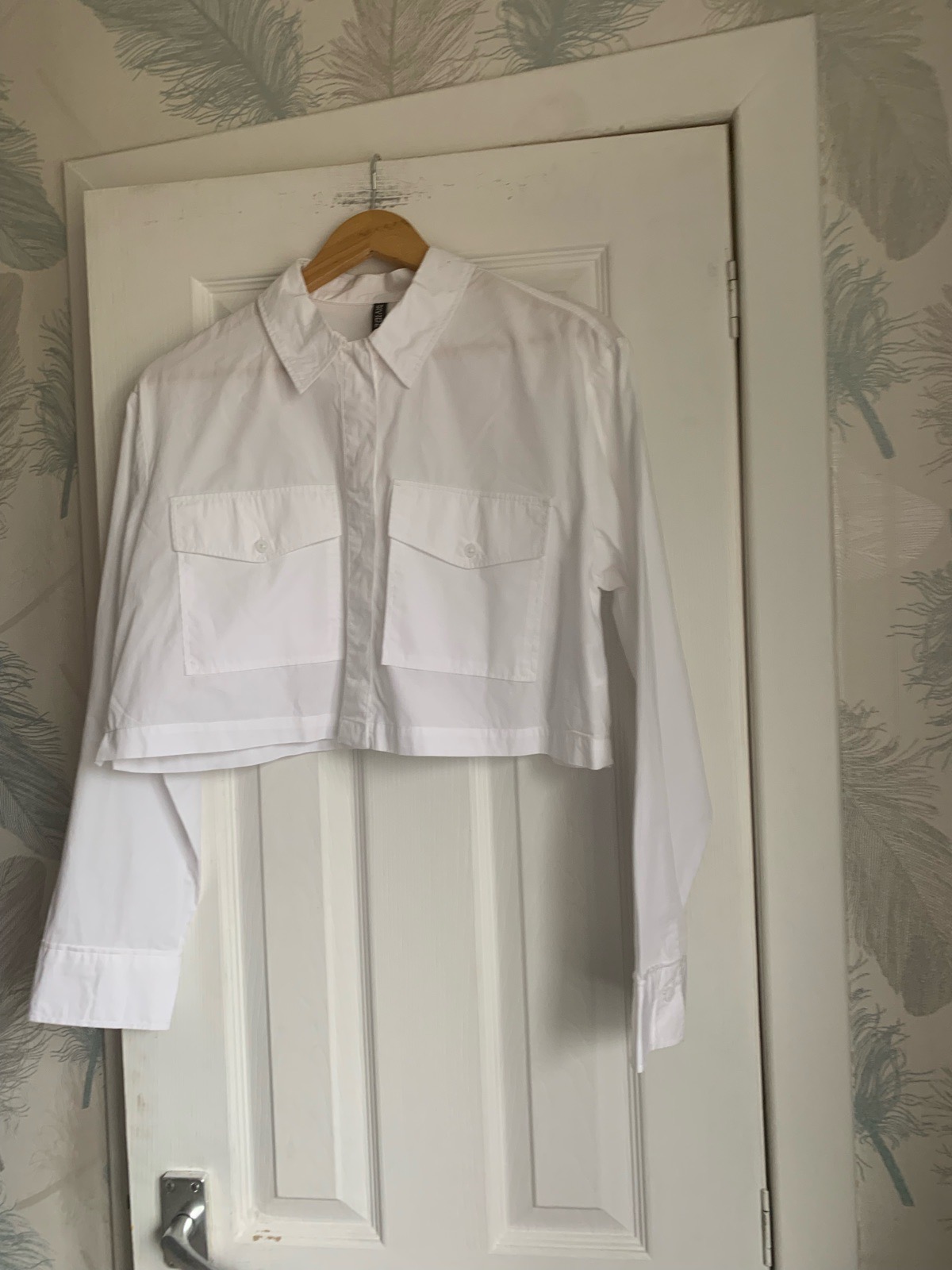 H&M white cropped shirt with front utility style pockets hidden button fastening Size M uk 10