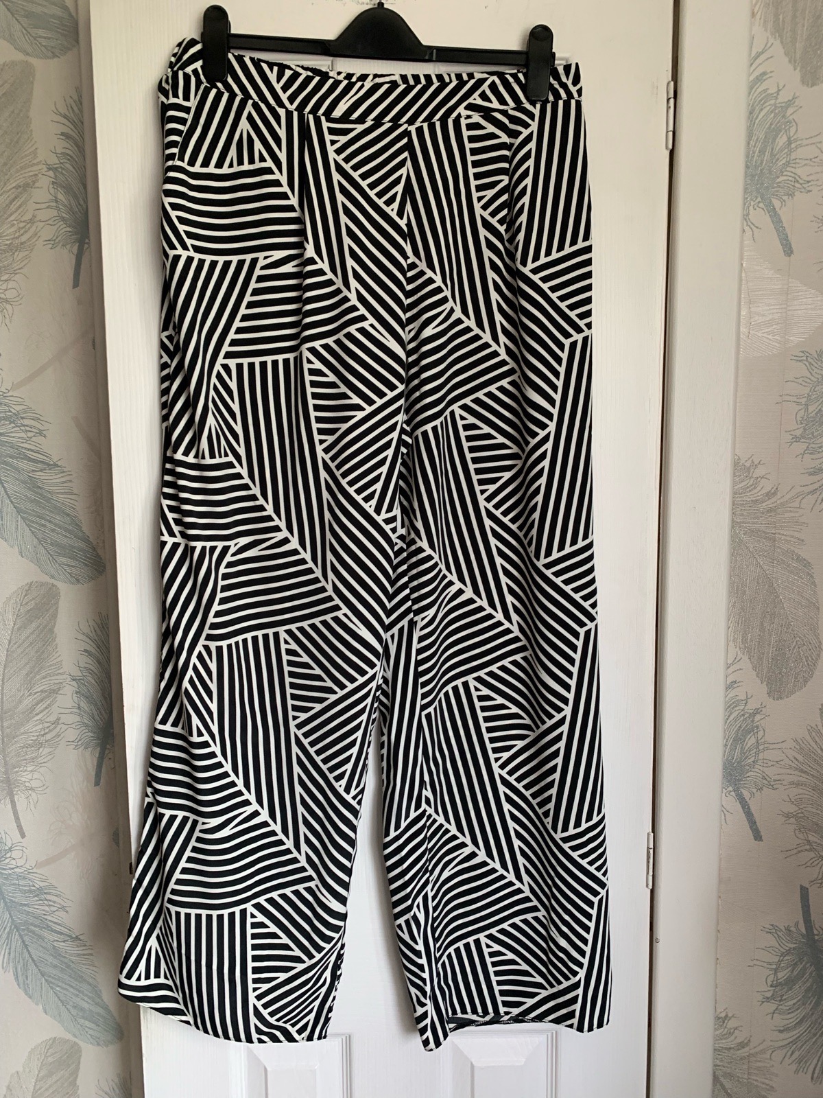 black and white abstract geometric striped wide-leg trousers Uk 16 R