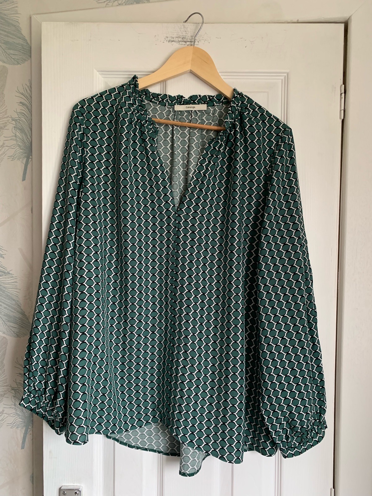 Green and white geometric pattern long sleeve blouse uk 20
