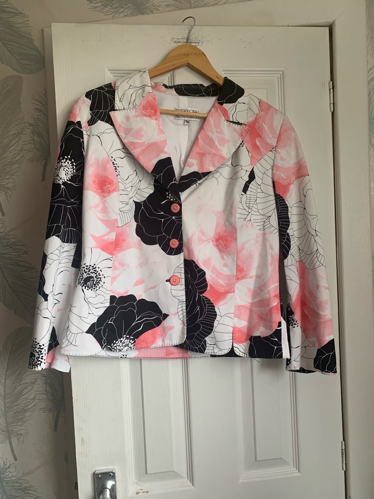 This vintage Gold by Michael WH long-sleeve button jacket/Blazer bold flower pattern uk 14