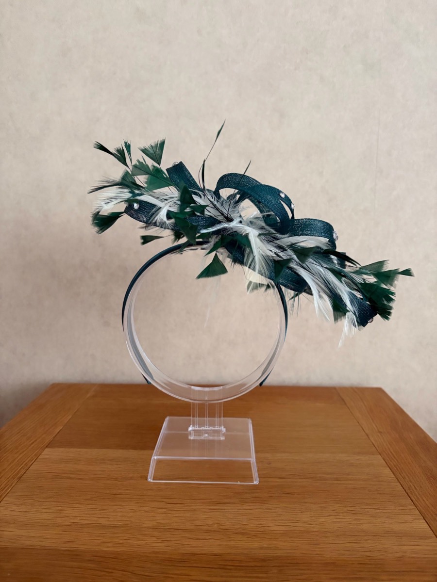 Green Fascinator with cream feathers - New