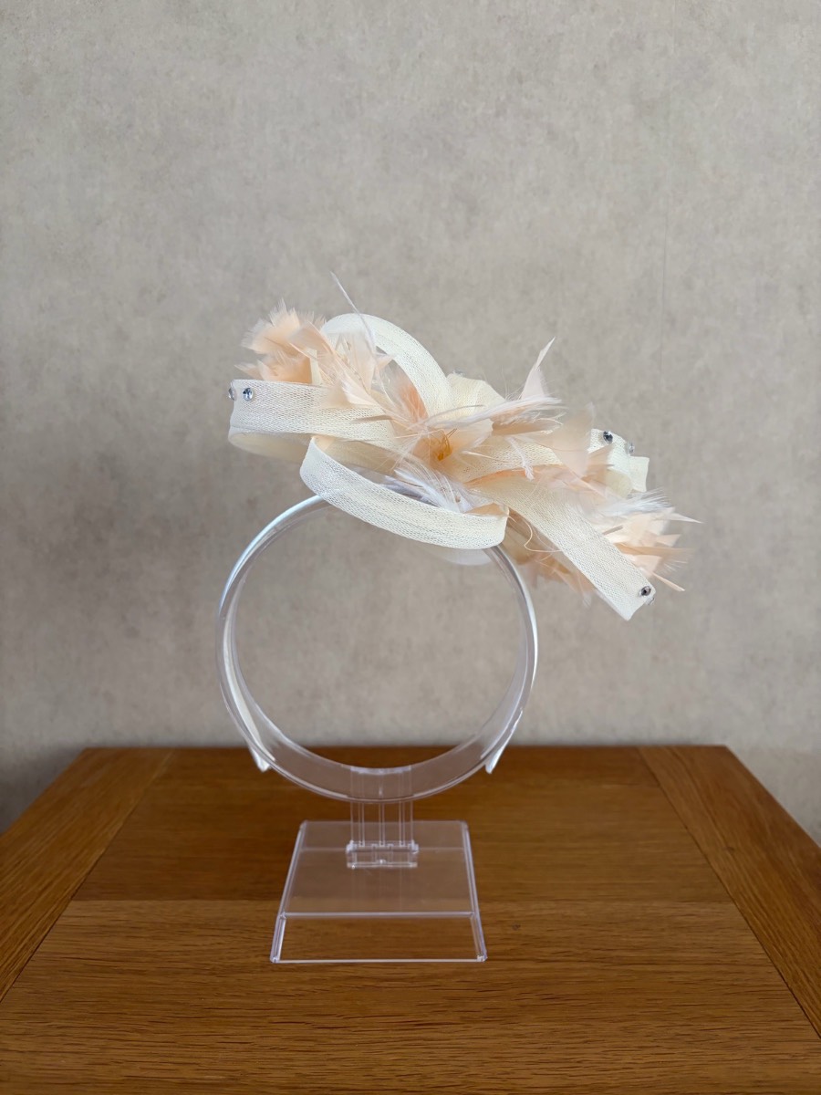 Cream fascinator with peach feathers - New