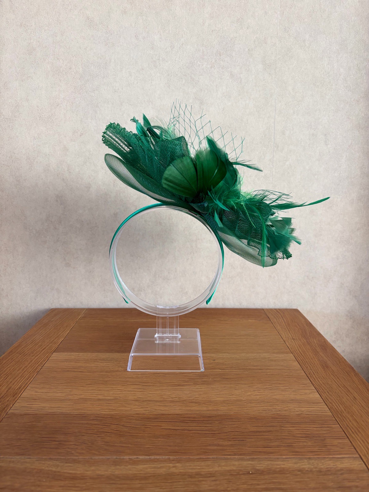 Green fascinator with feathers - New