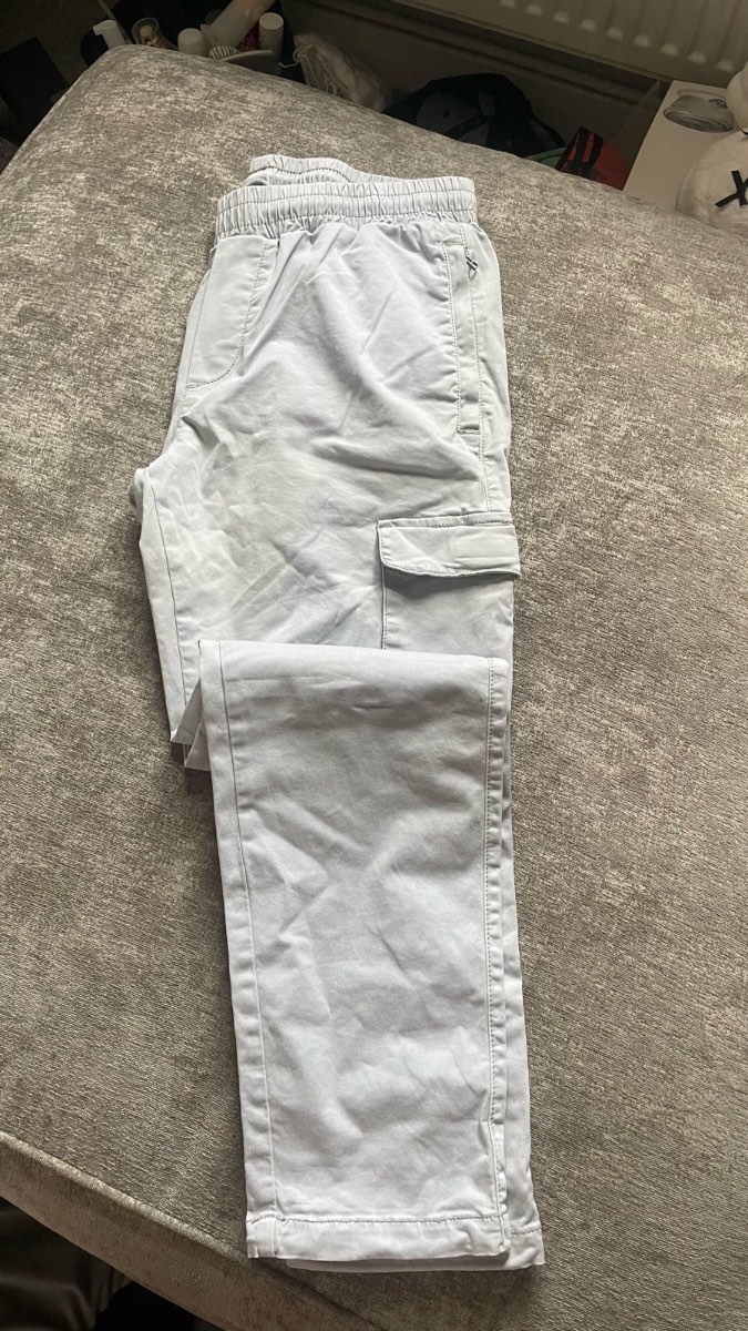 Arne light grey cargo pants.