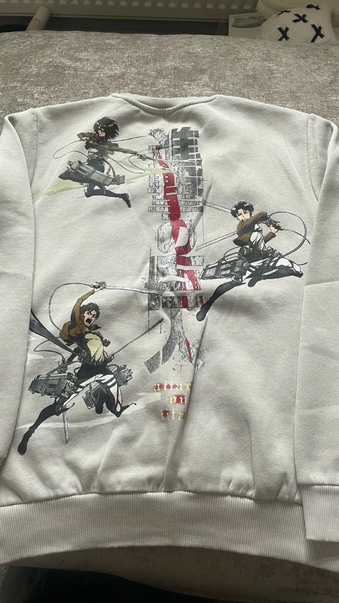 Bershka attack on Titan jumper