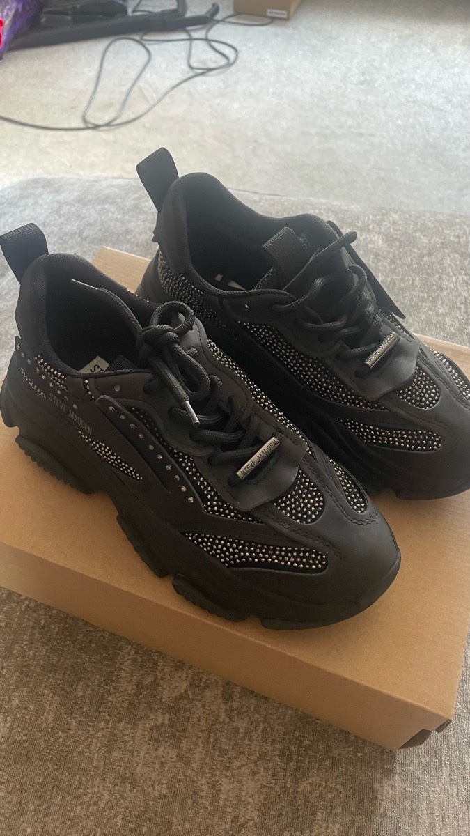 Steve Madden possession trainers.