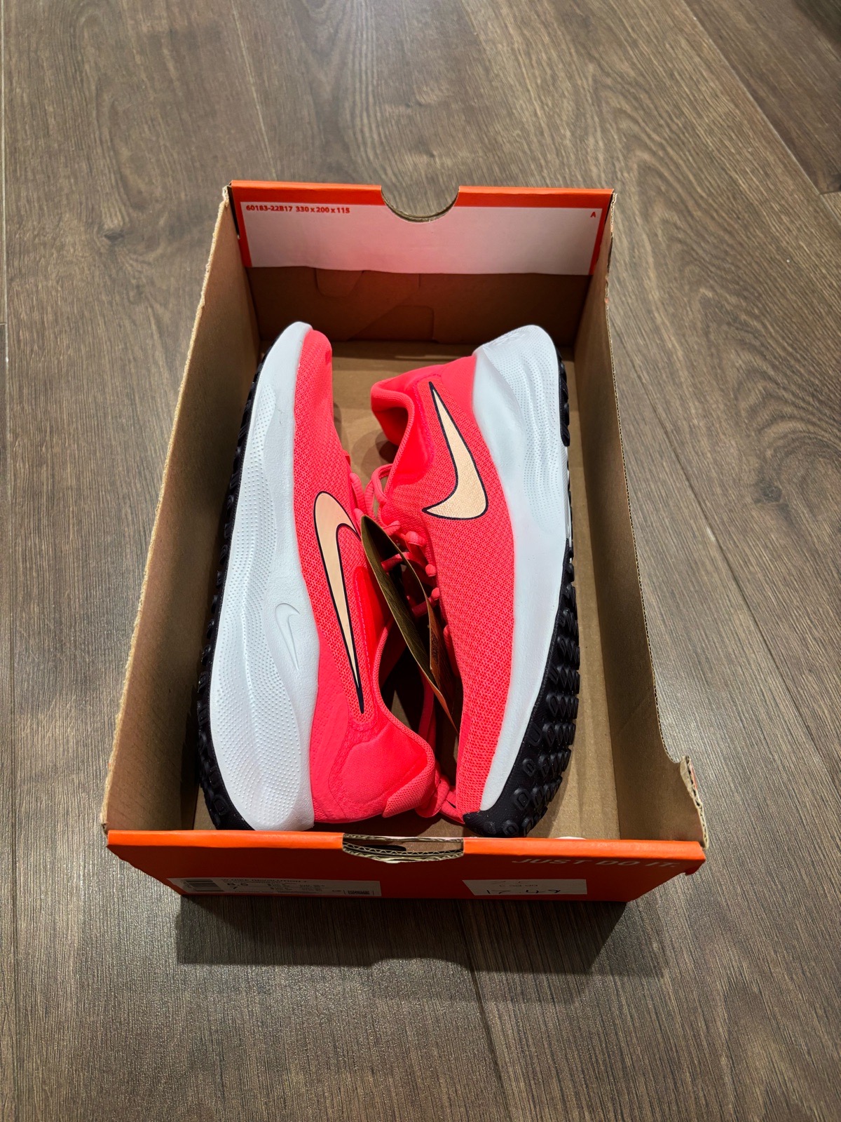Woman’s Nike Revolution 7 Size 6