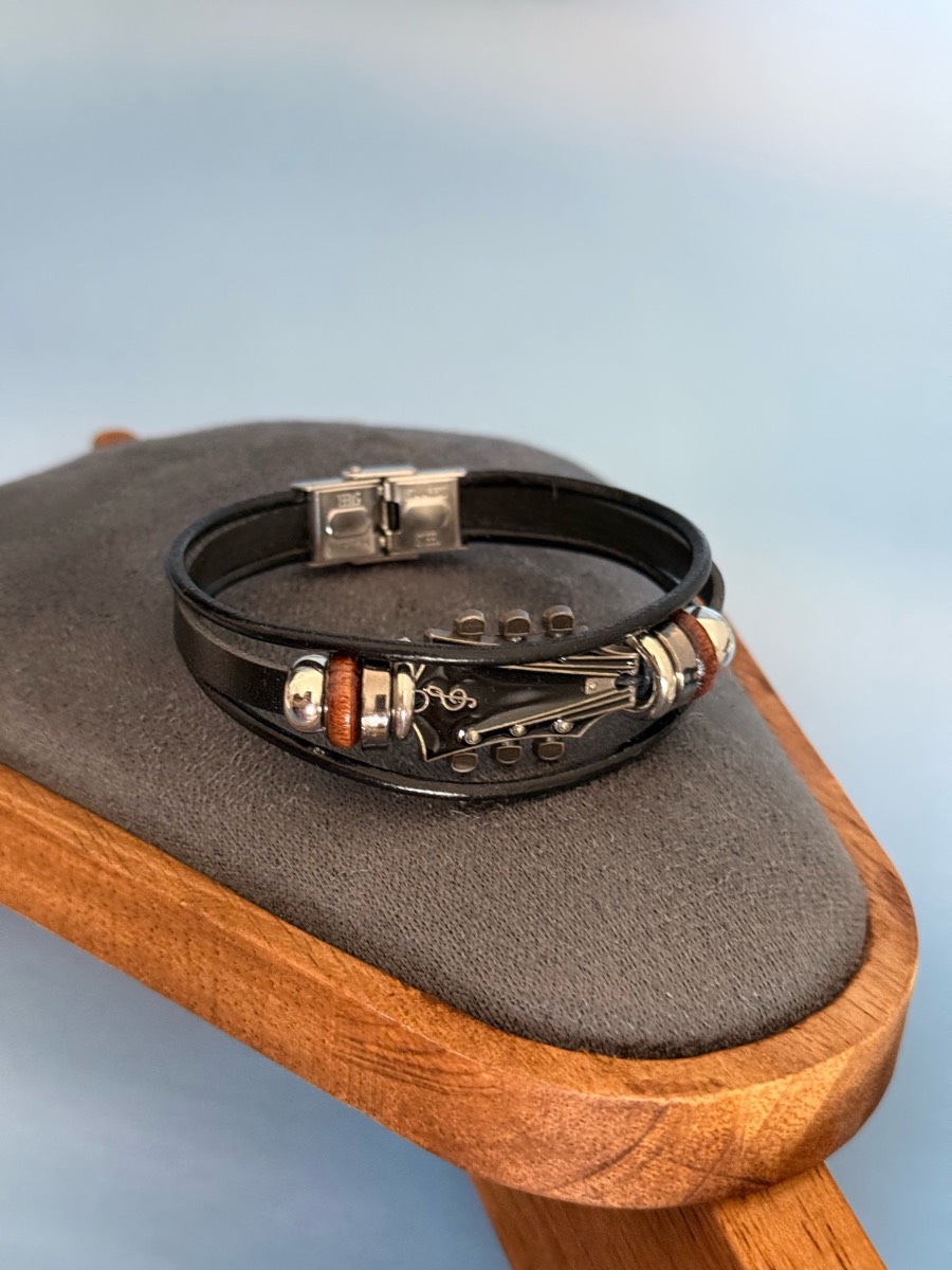 **Black Guitar PU Leather Bracelet – Classic Rock\-Inspired Fashion Accessory