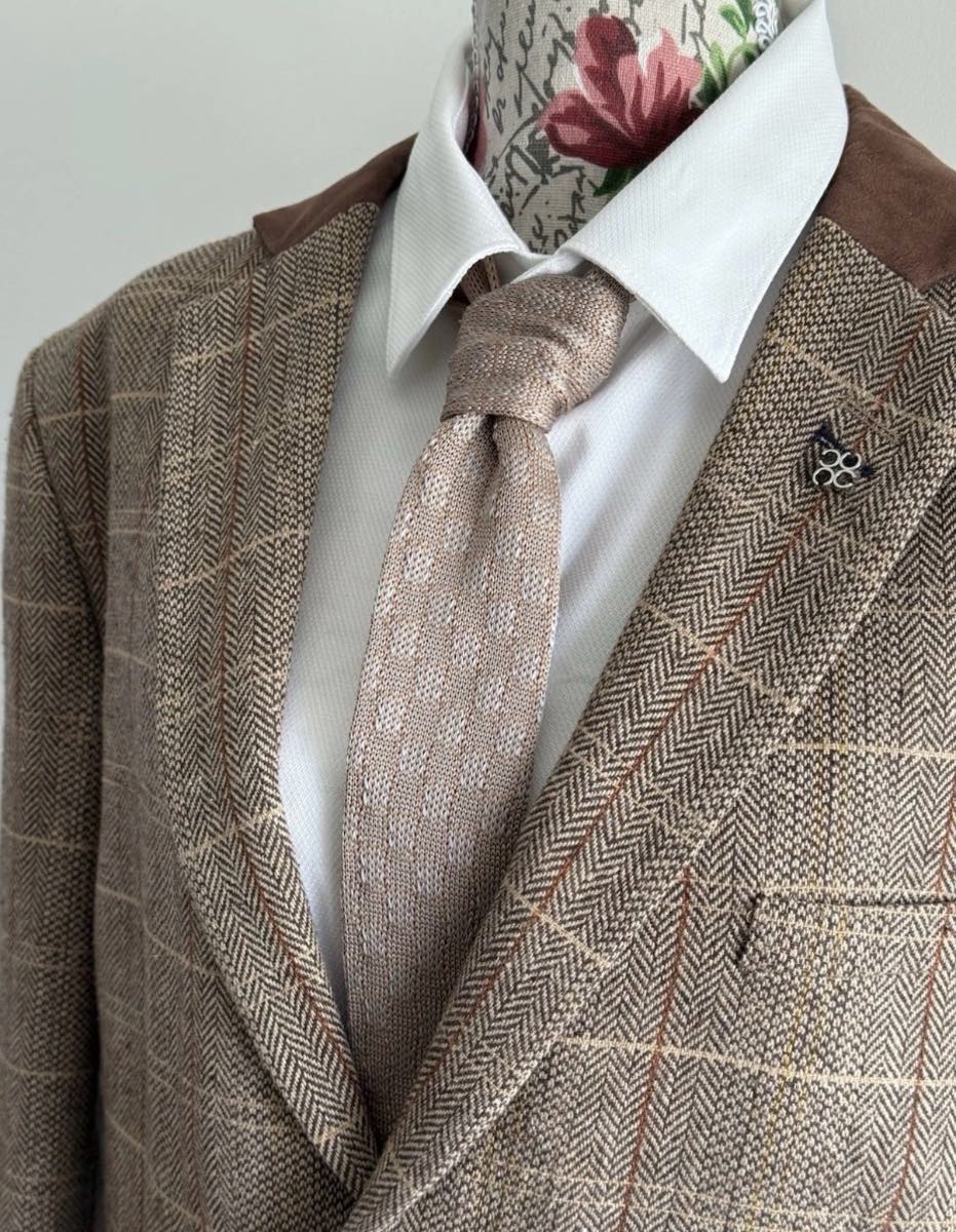 New Fashionable Slim Tie for Men with Beige Stripes