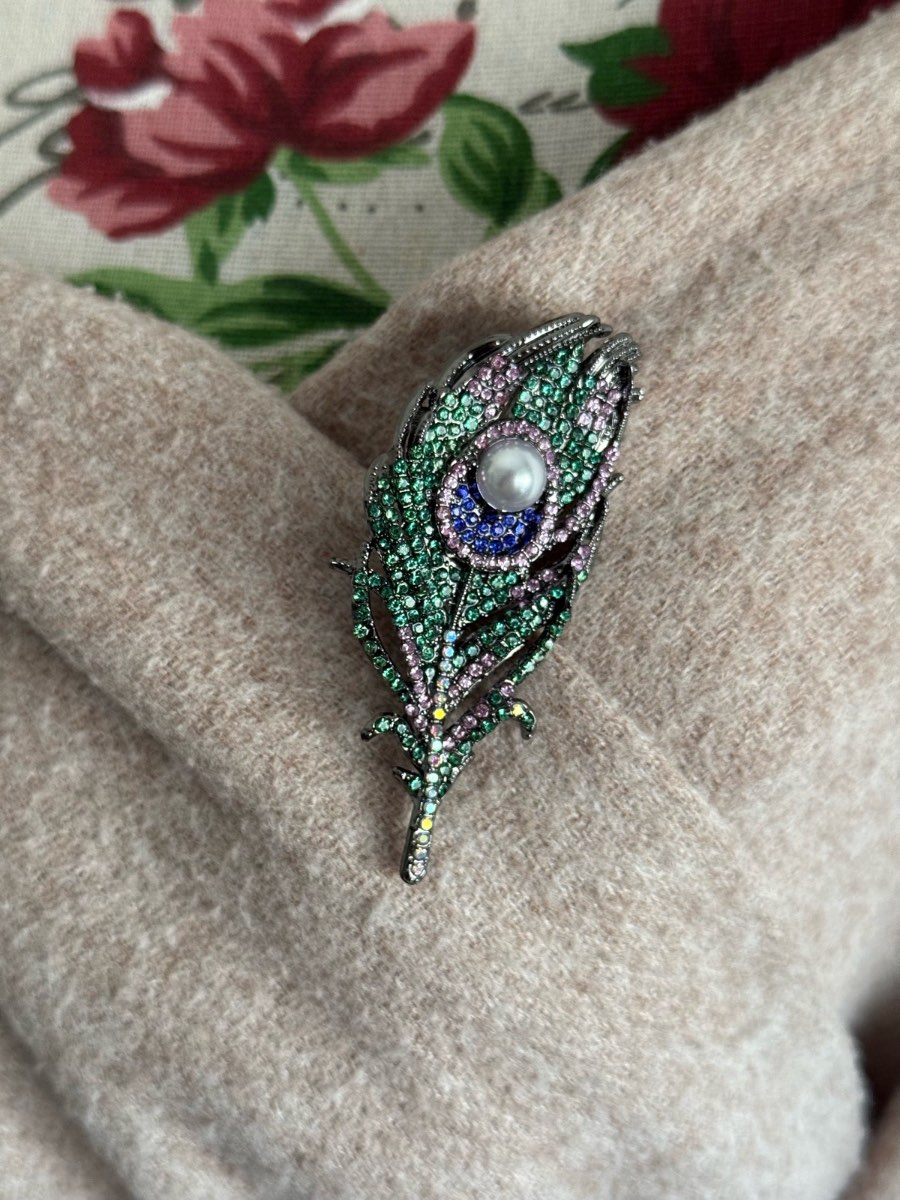 *Baroque Feather Design Brooch Pin