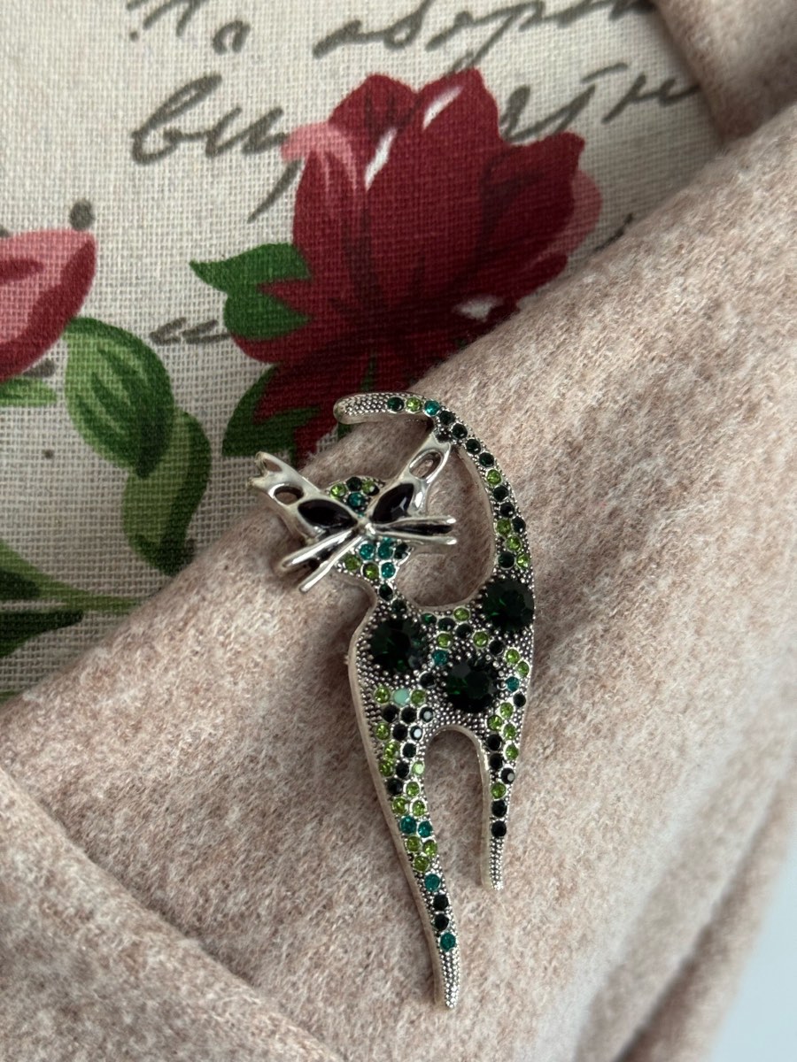 **Vintage Kitten Brooch with Green Rhinestones – Elegant Lapel Pin**