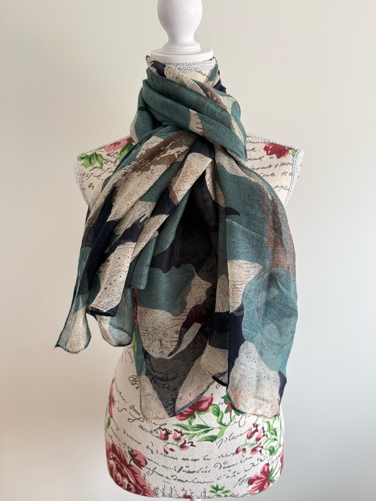 Multicoloured scarf with flowers