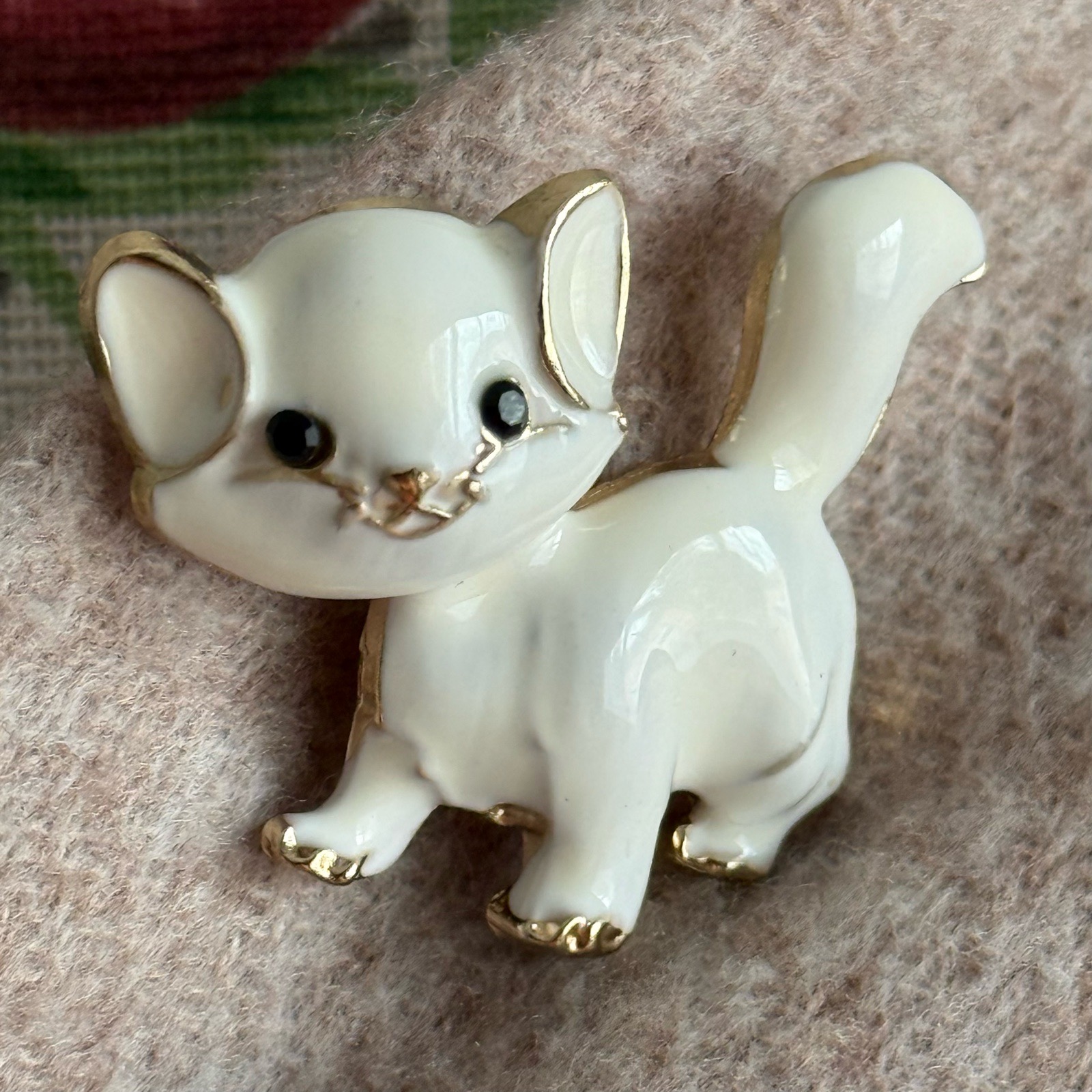 Cute white cat brooch with gold accents