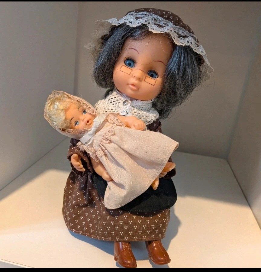Vintage musical granny & baby doll – lovely retro collectible/display piece.