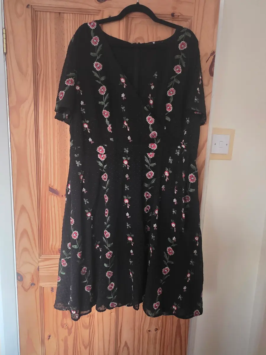 Very causual dress. Black with floral pattern 22