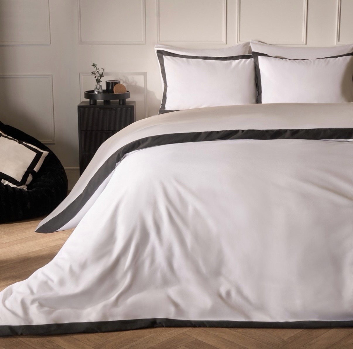King size duvet white with dark grey trim
