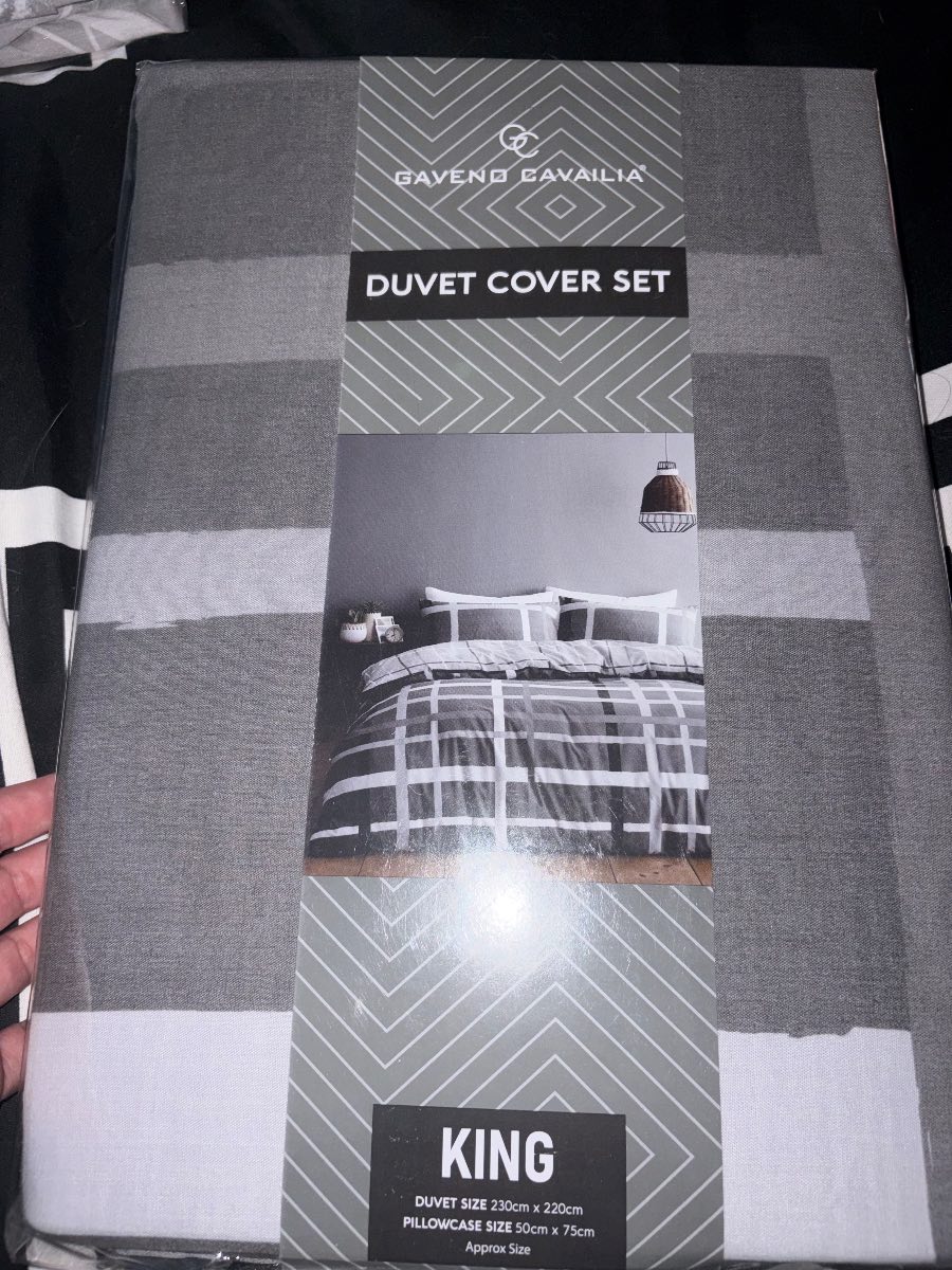Brand new king size duvet set in happy daze stripe