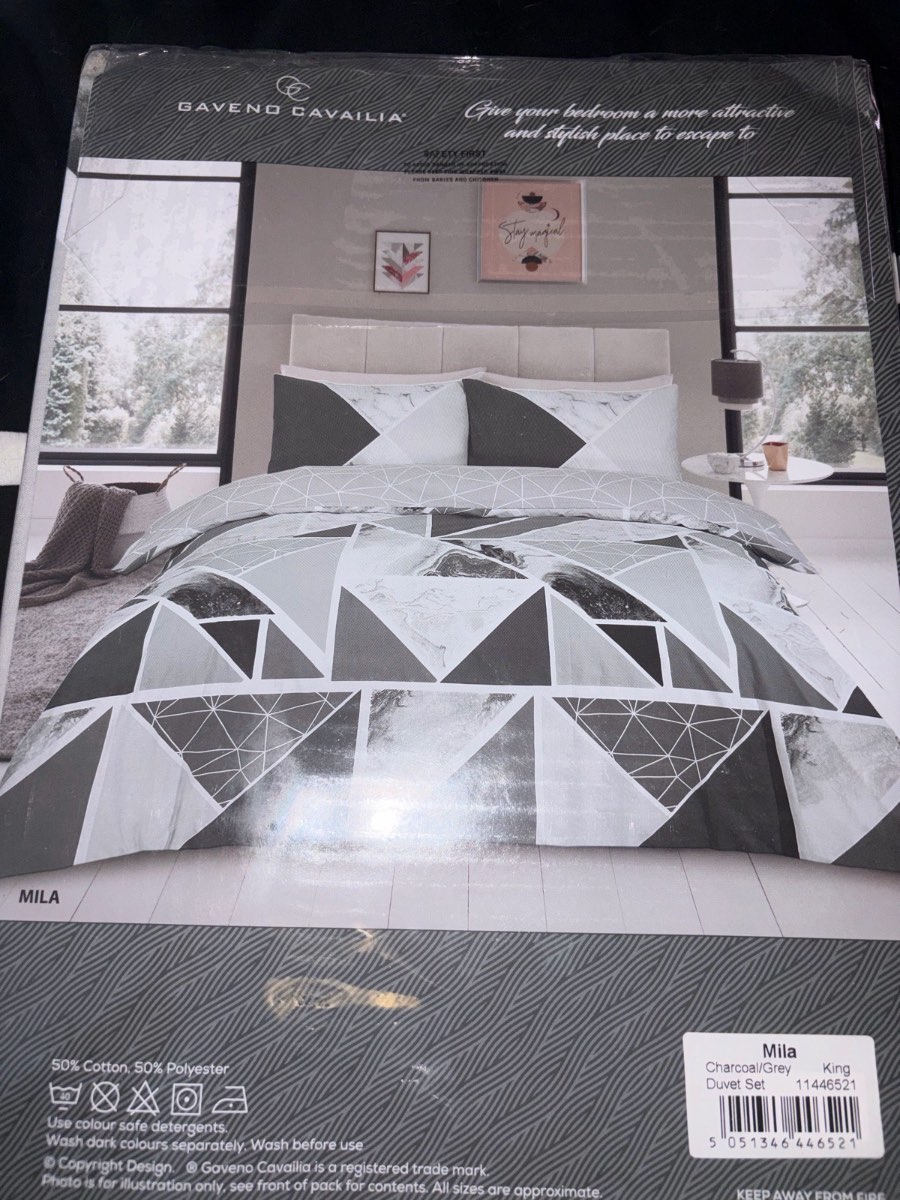 Brand new king size duvet set in geo