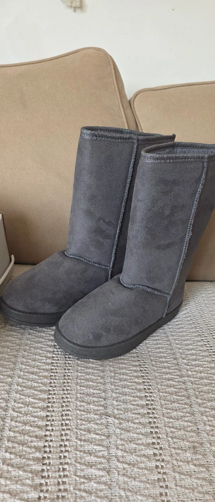 Stunning winter mid calf boots
