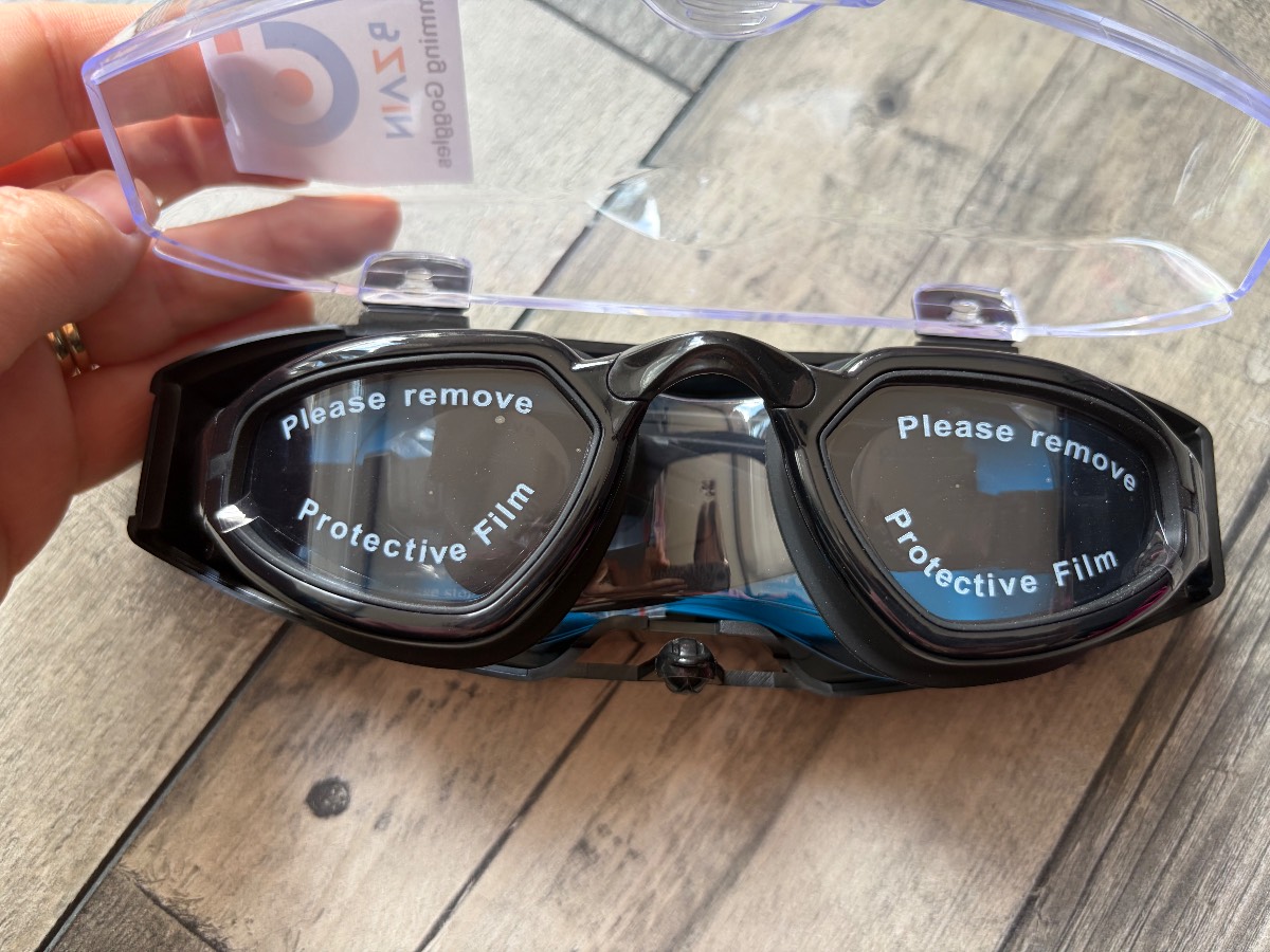 Swimming goggles