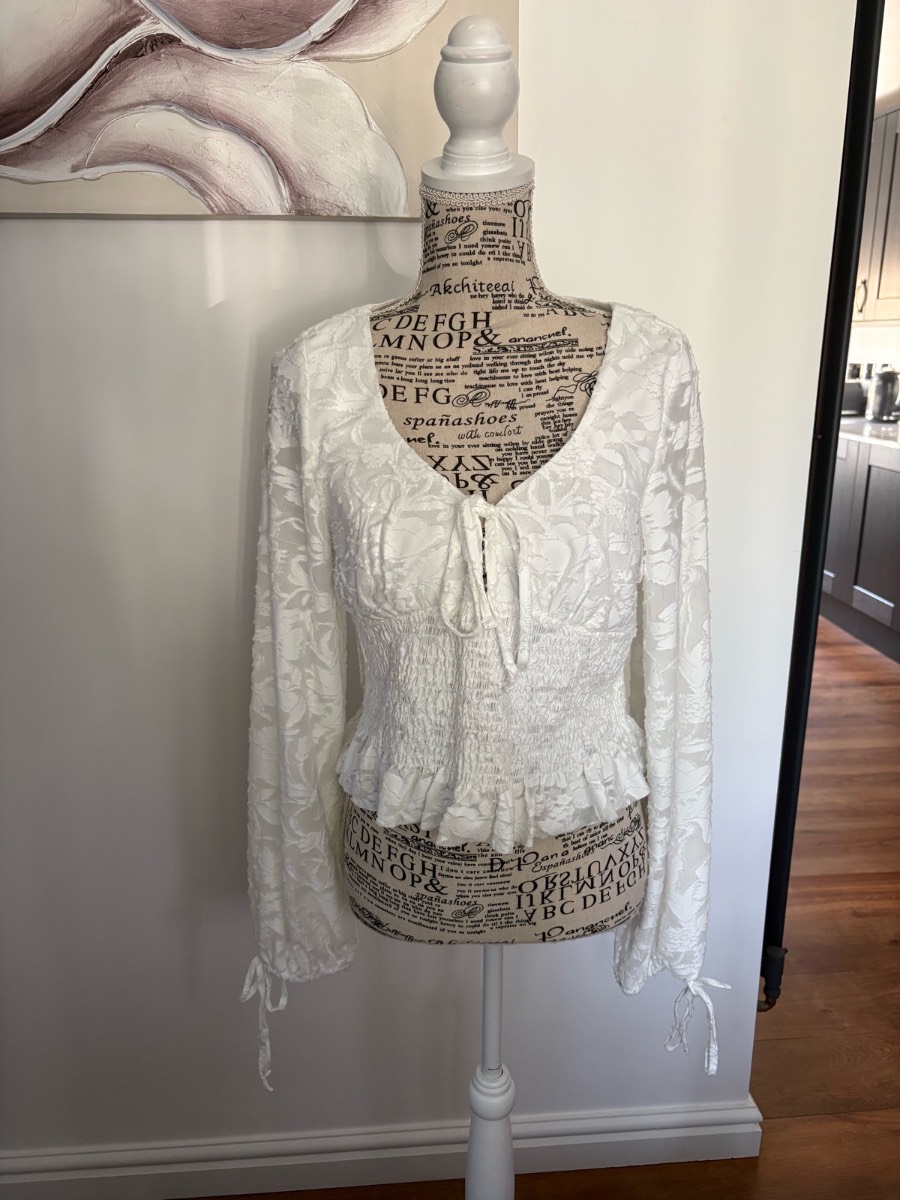 Rita Ora Off White Size L (12/14) Cropped Long tie sleeve V Neck textured blouse Shirred waist
