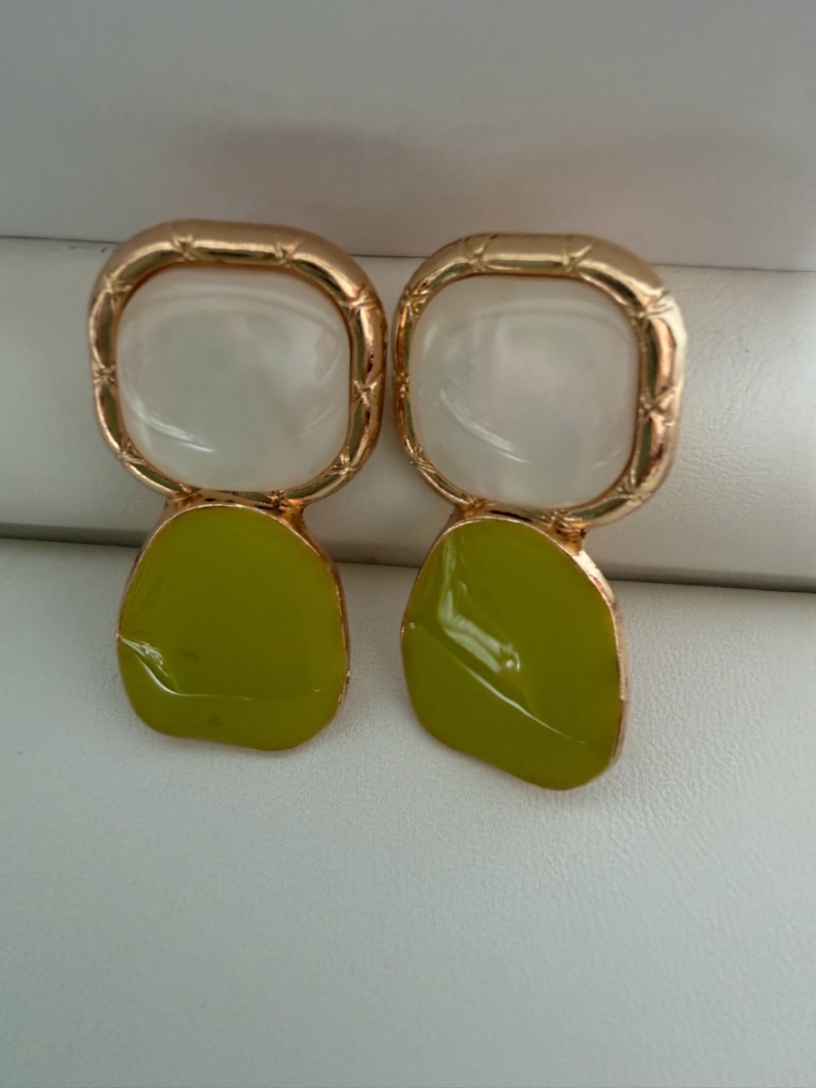 Gorgeous lime green and pearl look earrings