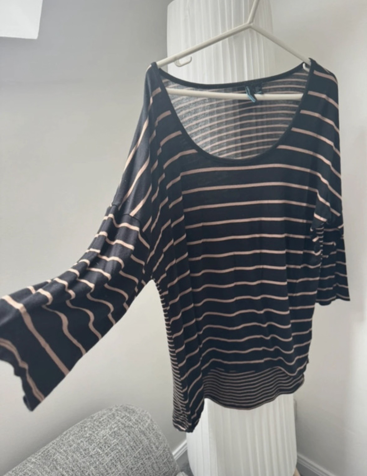 Black/gold stripe 3/4 length sleeve top