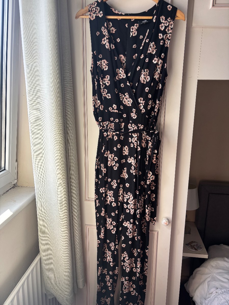 Wallis Black Floral Sleeveless v neck Jumpsuit with adjustable tie size 12