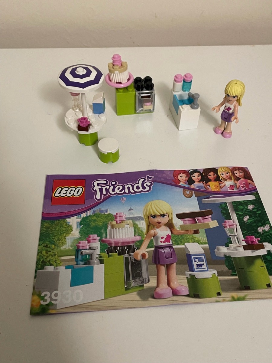 Lego Friends: Stephanie’s Outdoor Bakery (3930)