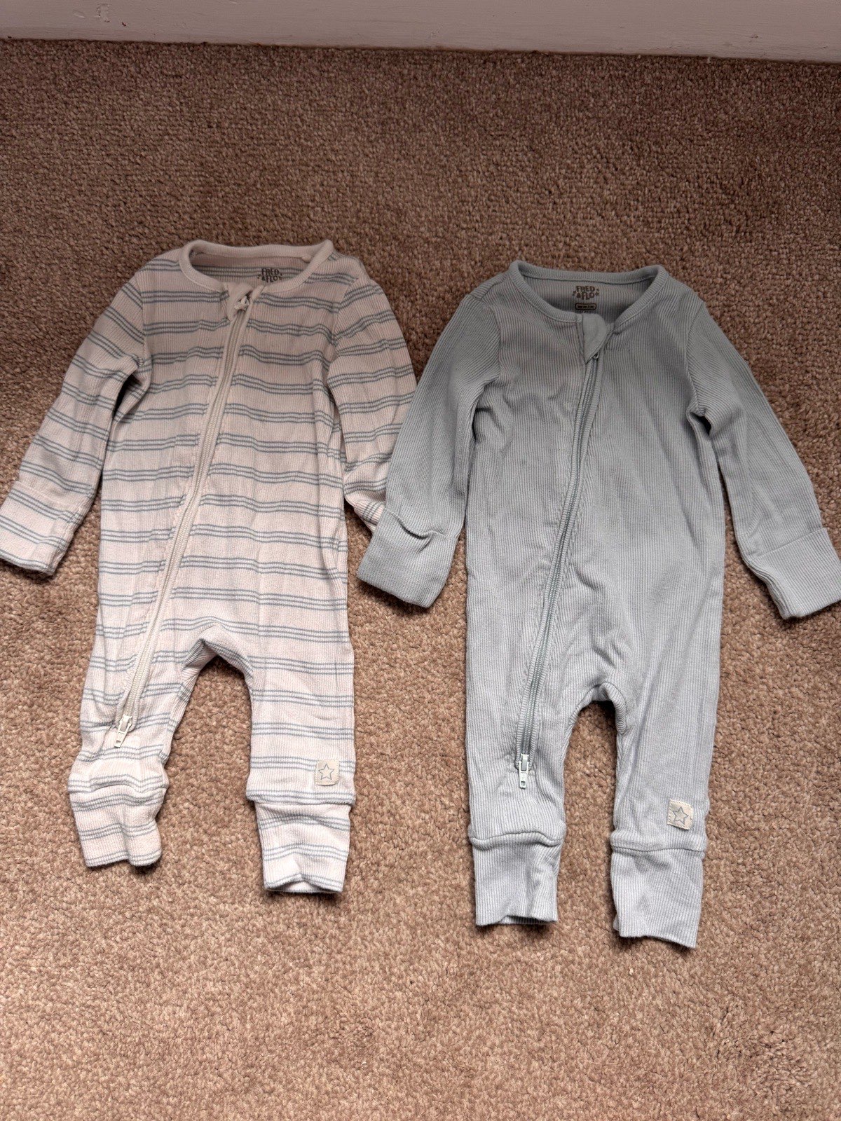 2 x up to 1 month Fred & Flo footless baby grows