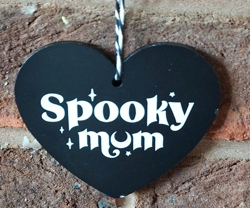 Spooky Mum Hanging Wooden Heart Plaque – Gothic Gift Sign Decor 10x9cm