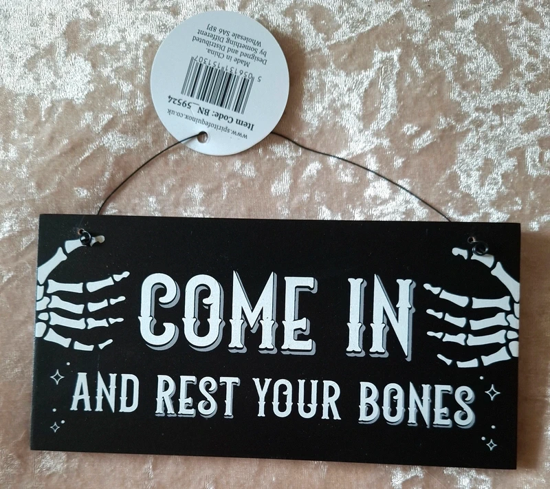 Gothic Wooden Wall Sign – "Come In And Rest Your Bones" Hanging Plaque 20x10cm